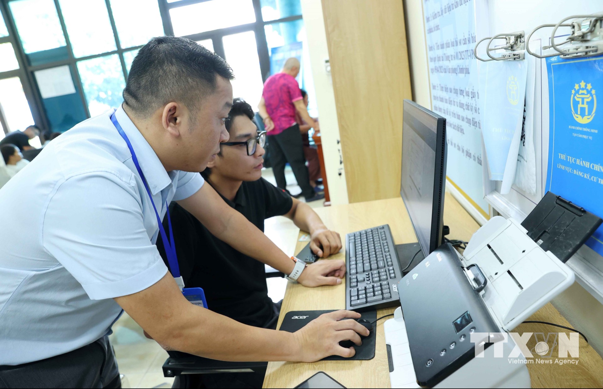 Cán bộ Điểm phục vụ hành chính công xã Phúc Thịnh tận tình hỗ trợ người dân làm thủ tục hành chính. (Ảnh: Văn Điệp/TTXVN)